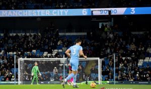 Papan skor di Stadion Etihad memperlihatkan kedudukan 6-3 dalam laga Boxing Day Liga Inggris antara Manchester City kontra Leicester City pada Minggu (26/12/2021). (ANTARA/REUTERS/Peter Powell)