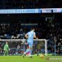 Papan skor di Stadion Etihad memperlihatkan kedudukan 6-3 dalam laga Boxing Day Liga Inggris antara Manchester City kontra Leicester City pada Minggu (26/12/2021). (ANTARA/REUTERS/Peter Powell)