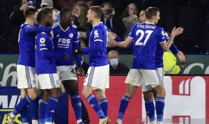 Penyerang sayap Leicester City Ademola Lookman (kedua kanan) diselamati rekan-rekannya seusai mencetak gol ke gawang Liverpool dalam laga lanjutan Liga Inggris di Stadion King Power, Leicester, Inggris, Selasa (28/12/2021) waktu setempat. (ANTARA/REUTERS/Rebecca Naden)
