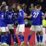 Penyerang sayap Leicester City Ademola Lookman (kedua kanan) diselamati rekan-rekannya seusai mencetak gol ke gawang Liverpool dalam laga lanjutan Liga Inggris di Stadion King Power, Leicester, Inggris, Selasa (28/12/2021) waktu setempat. (ANTARA/REUTERS/Rebecca Naden)