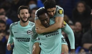 Kemenangan Chelsea Digagalkan Danny Welbeck Danny Welbeck membuyarkan kemenangan yang sudah di hadapan mata Chelsea saat melawan Brighton & Hove Albion dalam laga pekan ke-20 Liga Inggris yang berakhir imbang 1-1 di Stadion Stamford Bridge, London, Rabu (29/12) waktu setempat (Kamis WIB). Chelsea lebih dulu memimpin sejak menit ke-28 berkat gol Romelu Lukaku, tetapi Brighton mengorkestrasi kebangkitan mereka dengan penampilan yang mendominasi lebih dari 52 persen pengendalian bola. Dominasi itu berusaha dikonversi lewat 18 percobaan tembakan yang enam di antaranya menemui sasaran dan berbuah satu poin berkat gol Welbeck pada menit-menit akhir pertandingan. Kendati gagal menang, tambahan satu poin cukup untuk mengangkat Chelsea naik ke posisi kedua klasemen dengan raihan 42 poin, menggusur Liverpool (41) yang kalah sehari sebelumnya. Sedangkan Brighton yang berusaha menemukan kembali performa apik sebagaimana di awal musim, hanya bisa naik satu strip ke urutan ke-10 dengan raihan 24 poin, demikian catatan laman resmi Liga Inggris. Sama-sama cuma beristirahat dua hari setelah Boxing Day, tak membuat kedua tim bermain malas-malasan. Brighton mengancam lebih dulu mengancam lewat sepakan Tariq Lamptey yang melenceng, sebaliknya tuan rumah nyaris memimpin bila saja tembakan Cesazr Azpilicueta tak membentur tiang gawang. Chelsea yang perlahan menemukan ritme permainan mereka mampu membuka keunggulan pada menit ke-28 saat Lukaku mampu menanduk umpan sepak pojok kiriman Mason Mount. Penyerang Brighton Neal Maupay jatuh dalam duel udara bersama Lukaku, tetapi VAR memastikan bahwa gol itu tetaplah sah untuk Chelsea. Gol itu seolah memacu semangat tim tamu dan kiper Edouard Mendy dipaksa melakukan penyelamatan atas tembakan Adam Lallana pada menit ke-38, sedangkan lima menit berselang sepakan Lamptey atas bola liar mendarat di atap gawang. Babak kedua diawali jibaku Mendy menyelamatkan gawang Chelsea dari eksekusi tendangan bebas Alexis Mac Allister dan tembakan jarak jauh Yves Bissouma. Chelsea berusaha memukul balik Brighton dengan gelombang serangan balik sayang Callum Hudson-Odoi salah mengambil keputusan ketika mengirim umpan tarik ke arah Mount, sebab bola berakhir dihalau oleh Joel Veltman. Permainan terbuka terus tersaji dan tepat di pengujung waktu normal Mount berhasil menyarangkan bola ke gawang Brighton yang ditinggalkan kiper Robert Sanchez. Sayangnya gol itu dianulir karena Mount dinilai terlebih dulu melanggar Veltman kala berusaha merebut penguasaan bola. Penganuliran itu jelas jadi keputusan krusial sebab semenit berselang Welbeck mampu mengatasi pengawalan dua bek Chelsea untuk menanduk umpan silang kiriman Marc Cucurella dan membawa Brighton menyamakan kedudukan 1-1 yang bertahan hingga bubaran. Di pertandingan selanjutnya kedua tim akan membuka tahun 2022 pada Minggu (2/1) saat Chelsea menjamu Liverpool di Stamford Bridge dan Brighton bertandang ke Goodison Park menghadapi Everton. (ant/zar) Penyerang Brighton & Hove Albion Danny Welbeck (bawah) diselamati rekan-rekannya seusai mencetak gol ke gawang Chelsea dalam laga lanjutan Liga Inggris di Stadion Stamford Bridge, London, Inggris, Rabu (29/12/2021) waktu setempat. (ANTARA/REUTERS/Tony O'Brien)