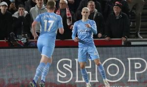 Gelandang serang Manchester City Phil Foden (kanan) melakukan selebrasi bersama Kevin De Bruyne seusai mencetak gol ke gawang Brentford dalam laga lanjutan Liga Inggris di Stadion Brentford Community, London, Inggris, Rabu (29/12/2021) waktu setempat. (ANTARA/REUTERS/ACTION IMAGES/Peter Cziborra)