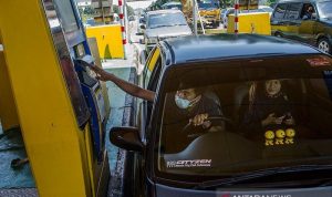 Pengendara mobil melakukan transaksi e-toll saat keluar Gerbang Tol Pasteur, Bandung, Jawa Barat. ANTARA FOTO/Novrian Arbi/pras.