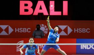 Ganda Putri Indonesia Apriyani Rahayu (kanan) yang berpasangan dengan Greysia Polii mengembalikan kok ke ganda putri Thailand Jongkolphan Kititharakul/Rawinda Prajongjai pada semifinal Indonesia Open 2021 di Nusa Dua, Bali, Sabtu (27/11/2021). ANTARA FOTO/HO/Humas PBSI/wpa/hp (ANTARA FOTO/HUMAS PBSI)