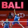 Ganda Putri Indonesia Apriyani Rahayu (kanan) yang berpasangan dengan Greysia Polii mengembalikan kok ke ganda putri Thailand Jongkolphan Kititharakul/Rawinda Prajongjai pada semifinal Indonesia Open 2021 di Nusa Dua, Bali, Sabtu (27/11/2021). ANTARA FOTO/HO/Humas PBSI/wpa/hp (ANTARA FOTO/HUMAS PBSI)