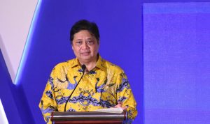 Airlangga Hartarto ketika memaparkan perkembangan pemulihan ekonomi dalam sebuah pertemuan di Jakarta