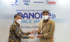 Plt. Direktur Jenderal Industri Agro Kementerian Perindustrian Putu Juli Ardika (kanan) menerima cenderamata dari Government Relations Director Danone Indonesia Rachmat Hidayat (kiri) pada acara peresmian kantor pusat Danone Indonesia di RDTX Place, Jakarta, Senin (13/12/2021). ANTARA/HO-Biro Humas Kementerian Perindustrian.