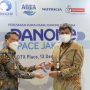 Plt. Direktur Jenderal Industri Agro Kementerian Perindustrian Putu Juli Ardika (kanan) menerima cenderamata dari Government Relations Director Danone Indonesia Rachmat Hidayat (kiri) pada acara peresmian kantor pusat Danone Indonesia di RDTX Place, Jakarta, Senin (13/12/2021). ANTARA/HO-Biro Humas Kementerian Perindustrian.