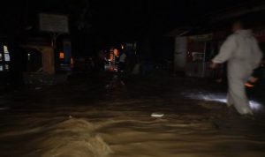 Banjir yang merendam jalan raya dan sejumlah permukiman warga di Kelurahan/Kecamatan Palabuhanratu, Kabupaten Sukabumi, Jabar akibat meluapnya Sungai Canghegar pada Kamis, (23/12). Antara/HO/Supriadi