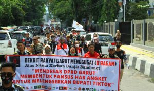 Bupati Garut mendapat kritikan dari elemen masyarakat karen memiliki kinerja buruk