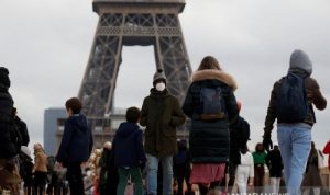 Orang-orang dengan mengenakan masker berjalan di kawasan Trocadero dekat Menara Eiffel di tengah COVID-19 di Paris, Prancis, 6 Desember 2021 (ANTARA/Reuters/Gonzalo Fuentes/as)