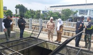 Dansektor 22 bersama DPU Kota Bandung tengah melakukan monitoring ke Kolam retensi yang tersumbat sampah pasar Gedebage.