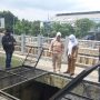 Dansektor 22 bersama DPU Kota Bandung tengah melakukan monitoring ke Kolam retensi yang tersumbat sampah pasar Gedebage.