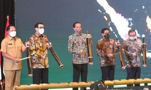 Presiden Joko Widodo (tengah), Mendes PDTT Abdul Halim Iskandar (keduan kanan), Mendagri Tito Karnavian (kiri), Menkumham Yasona Laoly (kedua kiri) dan Sekretaris Kabinet Pramono Anung (kanan) dalam peluncuran seritifkan BUMDes dan pembukaan Rakornas BUMDes 2021, di Jakarta, Senin (20/12/2021). ANTARA/HO-Biro Pers Sekretariat Presiden-Rusman/pri.