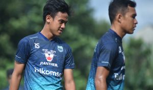 Dimas JP Bek Muda Persib Siap Main, Albert Targetkan Kemenangan Lawan Madura United Dimas Juliono Pamungkas berlatih di Lapangan Yogyakarta Independent School, Rabu 1 Desember 2021. © PERSIB.co.id/Barly Isham