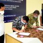 Direktur Utama LPDB-KUMKM Supomo bersama Unpad menandatangani MoU kerjasama pengelolaan lahan untuk pakan hijau sapi
