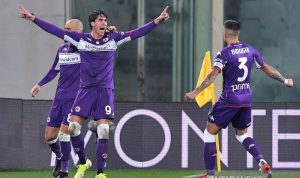 Jadi incaran Manchester City, pesepak bola Fiorentina Dusan Vlahovic melakukan selebrasi setelah mencetak gol ke gawang AC Milan dalam laga pekan ketigabelas Liga Italia, di Stadion Artemio Franchi, Florence, Italia, Sabtu (20/11/2021). Fiorentina berhasil mengalahkan AC MIlan 4-3. ANTARA FOTO/Reuters-Jennifer Lorenzini/hp.