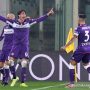 Jadi incaran Manchester City, pesepak bola Fiorentina Dusan Vlahovic melakukan selebrasi setelah mencetak gol ke gawang AC Milan dalam laga pekan ketigabelas Liga Italia, di Stadion Artemio Franchi, Florence, Italia, Sabtu (20/11/2021). Fiorentina berhasil mengalahkan AC MIlan 4-3. ANTARA FOTO/Reuters-Jennifer Lorenzini/hp.