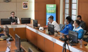 Gubernur Jabar Ridwan Kamil ketika berdiskusi dengan perwakilan para buruh yang berdemo di Gedung Sate