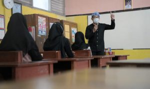 Gubernur Jabar Ridwan Kamil memberikan pemahaman tentan wawasan kebangsaan kepada mantan NII di Kabupaten Garut