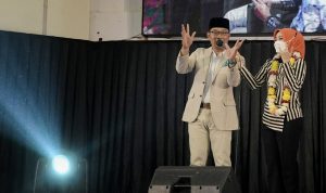 Gubernur Jabar beserta istri ketiak memberikan semangan kepada Penyandang Disabilitas