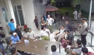 Viral! Imam Masjid As Sunnah Ditampar OTK di Depan Polisi Hasil screenshot dari rekaman CCTV ketika Imam Mesjid ditampar oleh orang tak dikenal dihadapan polisi