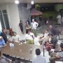 Hasil screenshot dari rekaman CCTV ketika Imam Mesjid ditampar oleh orang tak dikenal dihadapan polisi