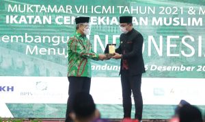 Gubernur Jabar Ridwan Kamil Terima Penghargaan Inovasi ICMI Iptek Award ICMI Iptek Award. diberikan kepada Ridwan Kamil dalam bentuk penghargaan karena diangkap sebagai kepala daerah penuh inovasi