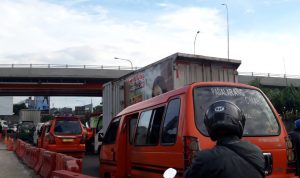 Kondisi antrean kendaraan yang terjebak macet dengan adanya Fly Over Padalarang yang baru saja diresmikan