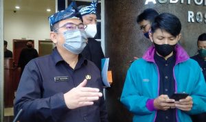 Kadinsos Kota Bandung Tono Rusdiantono ketika menjelaskan ASN Kota Bandung yang menerima Bansos