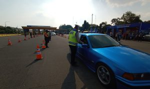 PPKM LEVEL 3: Petugas gabungan dari Polrestabes Bandung dan Pemkot Bandung, saat memeriksa dokumen perjalanan terhadap kendaraan yang menjual Kota Bandung. (Sandi Nugraha/Jabar Ekspres)