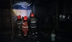 Gudang Penyimpanan Pakaian di Pasar Cimol Gedebage Dilalap Api, Kerugian Puluhan Juta Petugas Damkar Kota Bandung tengah berjibaku memadamkan api yang melalap Pasar Cimol Gedebage