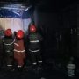 Petugas Damkar Kota Bandung tengah berjibaku memadamkan api yang melalap Pasar Cimol Gedebage