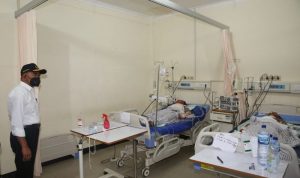 Dokter: Luka Bakar Serius Akibat Erupsi Gunung Semeru Butuh Nakes Kompetensi Khusus Menteri Koordinator Bidang Pembangunan Manusia dan Kebudayaan (Menko PMK) Muhadjir Effendy saat meninjau kondisi korban erupsi Gunung Semeru di RSUD Pasirian, Lumajang, Jawa Timur, Ahad (5/12/2021). ANTARA/HO-Kemenko PMK