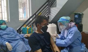 Herd Immunity Terbentuk, Vaksinasi Desa Cikuya Capai 85 Persen Salah seorang warga Desa Cikuya, Kecamatan Cicalengka, Kabupaten Bandung saat vaksinasi, beberapa waktu lalu.