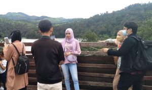 7 Tips Wisata Bagi Introvert, Meski Tak Suka Keramaian Tetap Bisa Nyaman Pengunjung wisata Situ Patenggang saat menikmati suasana sekaligus mengabadikan momen bersama keluarga serta kerabat. (Jabar Ekspres)