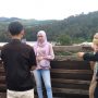 Pengunjung wisata Situ Patenggang saat menikmati suasana sekaligus mengabadikan momen bersama keluarga serta kerabat. (Jabar Ekspres)