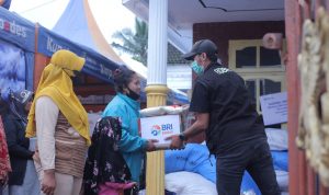 BRI Kerahkan 12 Kendaraan Evakuasi dan Bangun Posko untuk Korban Erupsi Gunung Semeru BRI menyalurkan bantuan pangan dengan mengguniakan kendaraan evakuasi yang disedakan bank BRI