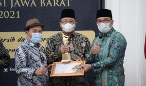 BERIKAN PENGHARGAAN: Gubernur Jawa Barat Ridwan Kamil (kanan), Ketua DPW PKS Jawa Barat Haru Suandharu (tengah), Ketua Komisi Informasi Provinsi Jawa Barat Ijang Faisal (kiri) saat memberikan penghargaan Anugrah Keterbukaan Informasi Publik di Gedung Sate, Kota Bandung, Senin (6/12).