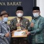 BERIKAN PENGHARGAAN: Gubernur Jawa Barat Ridwan Kamil (kanan), Ketua DPW PKS Jawa Barat Haru Suandharu (tengah), Ketua Komisi Informasi Provinsi Jawa Barat Ijang Faisal (kiri) saat memberikan penghargaan Anugrah Keterbukaan Informasi Publik di Gedung Sate, Kota Bandung, Senin (6/12).