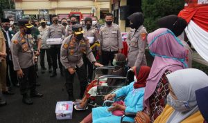 Polresta Bandung Melebihi Pencapaian Vaksinasi Kapolda Jawa Barat, Irjen Pol Suntana meninjau gebyar Vaksinasi Presisi di Mapolresta Bandung, Soreang, Selasa (7/12).