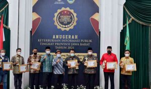Ketua DPD PDIP Jawa Barat Ono Surono (baju warna merah) menerima Anugerah Keterbukaan Informasi Publik tingkat Jawa Barat tahun 2021di Gedung Sate, Kota Bandung, Senin (6/12).