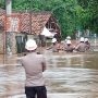ILUSTRASI: Anggota Polres Sumedang saat melakukan evakuasi korban banjir. (ISTIMEWA)