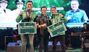 Rp3 Miliar, 'Kadeudeuh' Pemkab Bandung Bagi Atlet dan Pelatih Berprestasi Pemkab Bandung berikan uang kadeudeuh bagi atlet dan pelatih berprestasi.