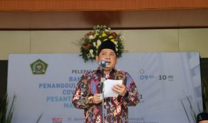 Direktur Jenderal Kementerian Agama M. Ali Ramdhani saat menyerahkan pake bantuan bagi pesantren dan madrasah dalam penanggulangan COVID-19. (ANTARA/HO-Kemenag)