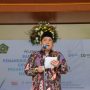 Direktur Jenderal Kementerian Agama M. Ali Ramdhani saat menyerahkan pake bantuan bagi pesantren dan madrasah dalam penanggulangan COVID-19. (ANTARA/HO-Kemenag)