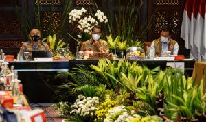 Pengetatan Prokes jadi Kebijakan Transportasi saat Libur Nataru, Bukan Penyekatan Menteri Perhubungan Budi Karya Sumadi (tengah) saat memimpin rapat koordinasi (rakor) Persiapan Libur Natal dan Tahun Baru di Jakarta, pada Kamis (9/12). (Kementerian Perhubungan)