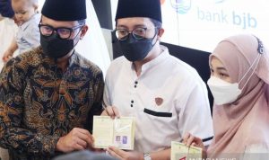 Wali Kota Bogor Bima Arya Sugiarto (kesatu dari kiri) foto bersama pasangan yang mengikuti isbat nikah massal dalam program Isbat Nikah Massal batch 3 di Paseban Sri Baduga, Balai Kota Bogor, Sabtu (11/12/2021). ANTARA/HO-Pemkot Bogor