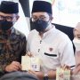 Wali Kota Bogor Bima Arya Sugiarto (kesatu dari kiri) foto bersama pasangan yang mengikuti isbat nikah massal dalam program Isbat Nikah Massal batch 3 di Paseban Sri Baduga, Balai Kota Bogor, Sabtu (11/12/2021). ANTARA/HO-Pemkot Bogor