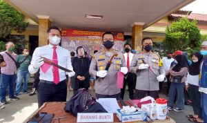 6 Orang Diringkus, Pelaku Pencurian dan Kekerasan Nekat Bacok Korban Kapolresta Bandung, Kombes Pol Hendra Kurniawan memperlihatkan barang bukti aksi kejahatan pencurian dan kekerasan. (Yully S Yulianty/Jabar Ekspres)